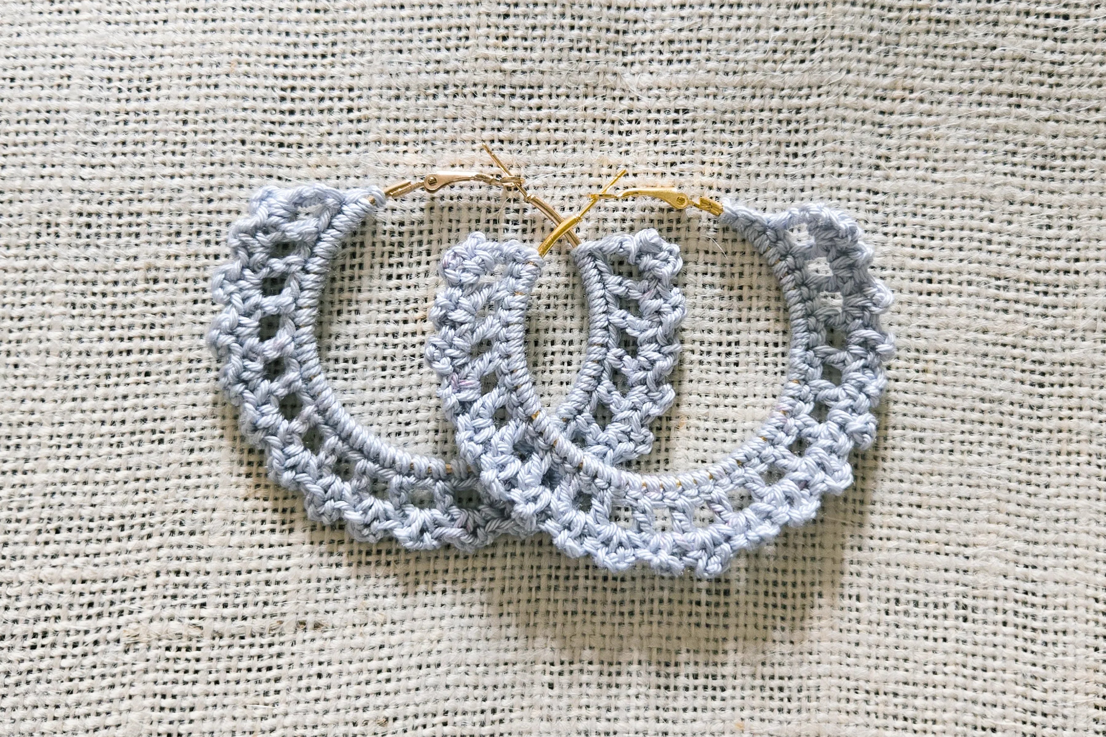 002S